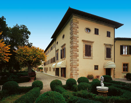 Facciata di Villa San Lucchese con il giardino all'italiana