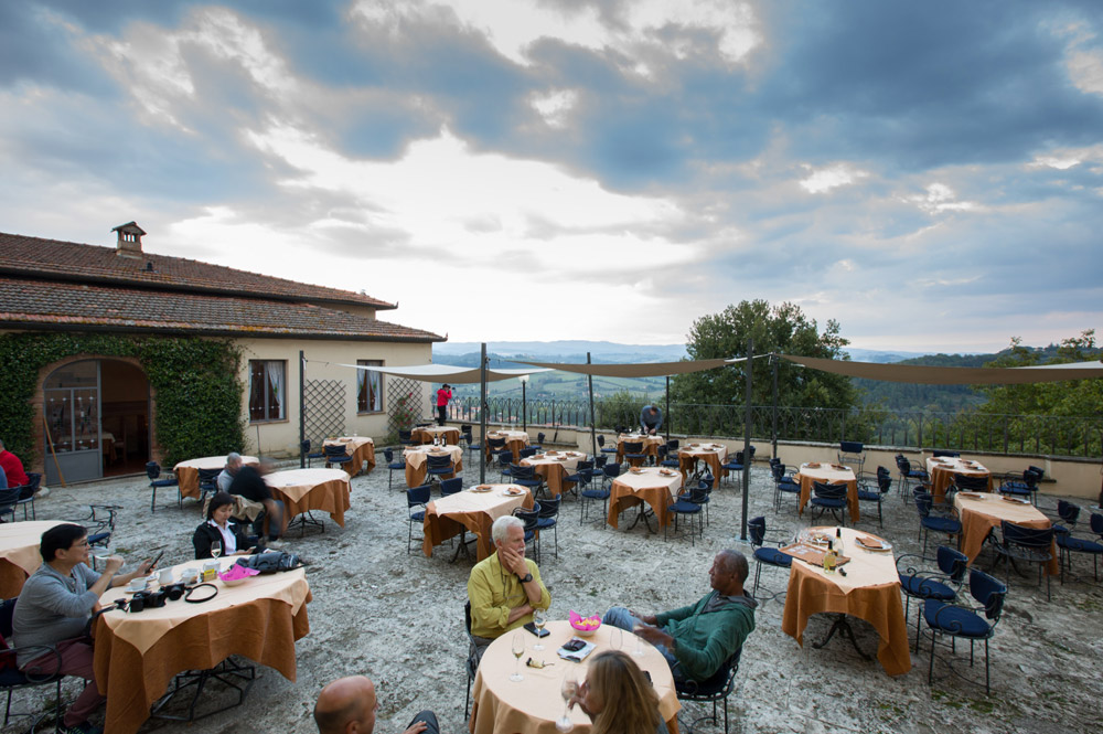 Terrazza panoramica del Ristorante San Lucchese con tavoli apparecchiati e vista sulle colline senesi