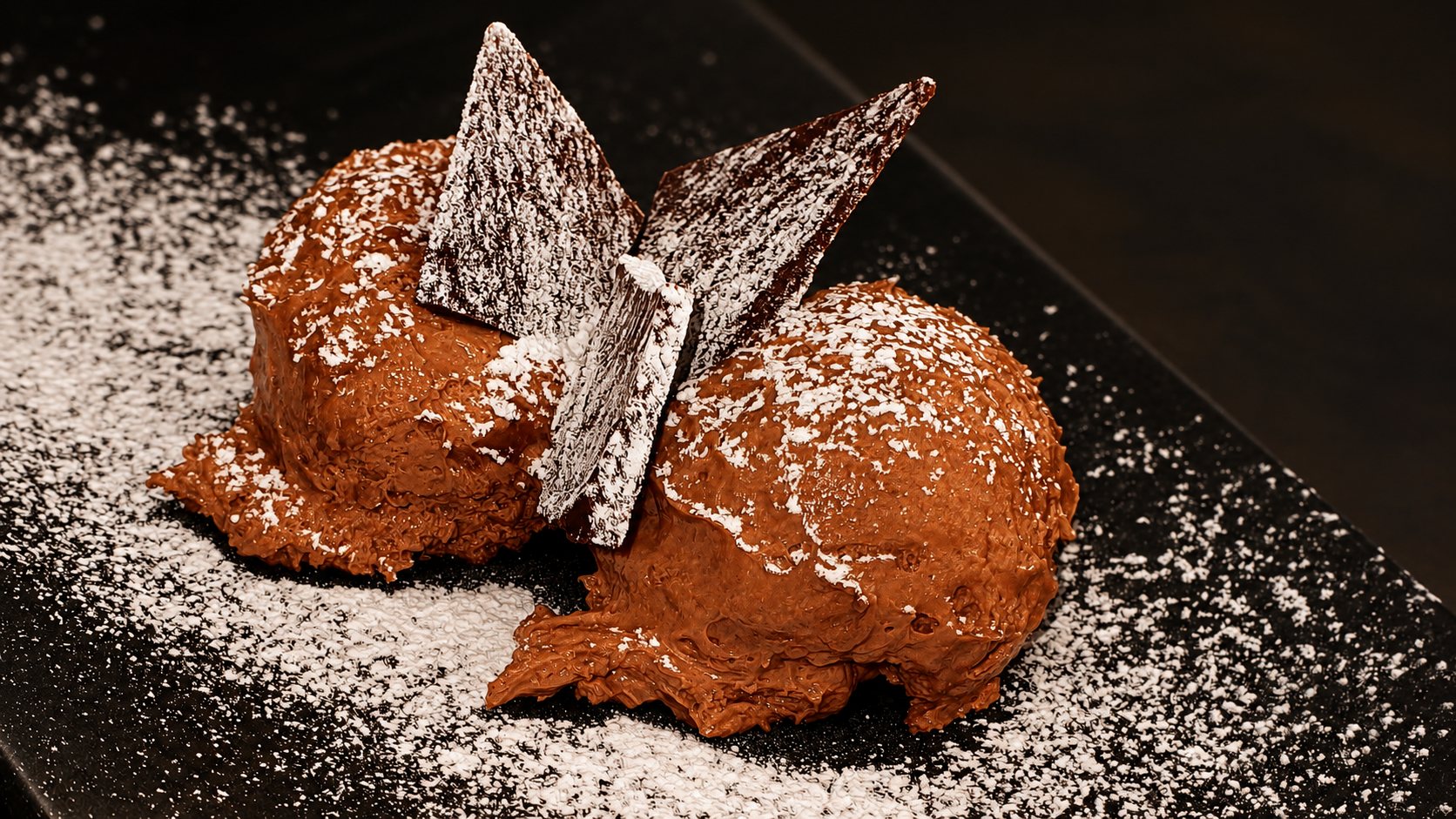 Mousse al cioccolato con cialde di cioccolato e zucchero a velo