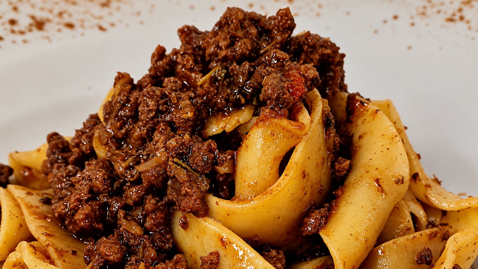 Pappardelle al ragù di cinghiale con granella di cacao
