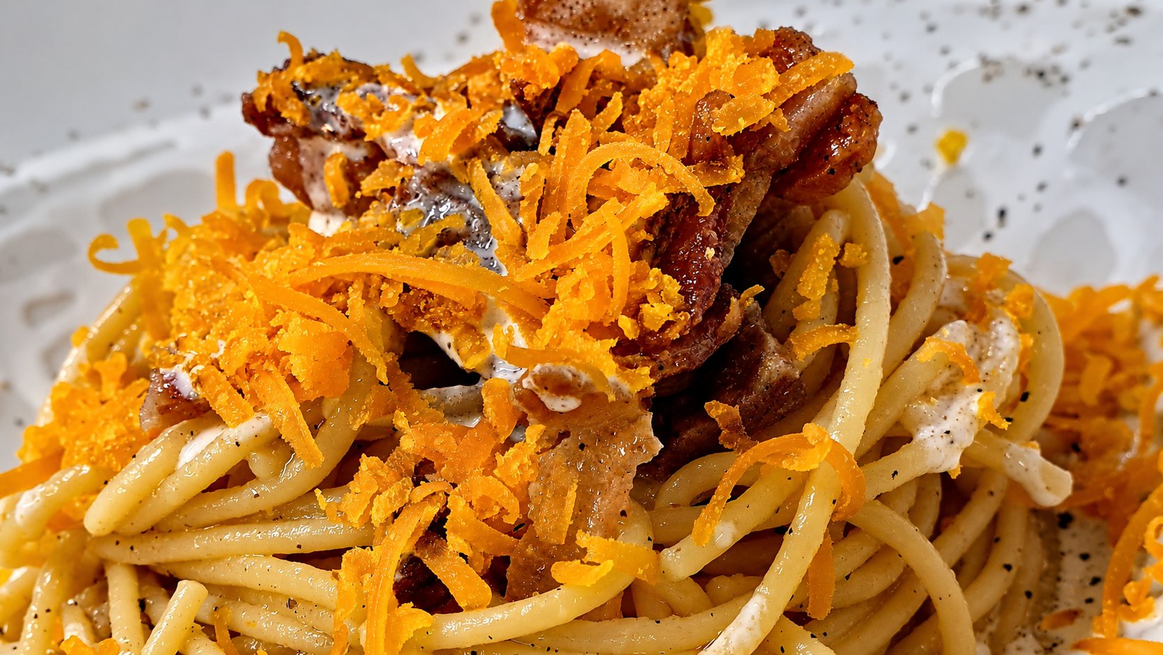 Spaghetti con burrata, pancetta croccante e uovo marinato grattugiato